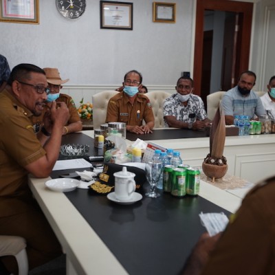 Penyerahan Piagam Penghargaan MURI Hela Rotan Terpanjang ke Gubernur