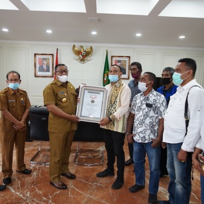 Penyerahan Piagam Penghargaan MURI Hela Rotan Terpanjang ke Gubernur