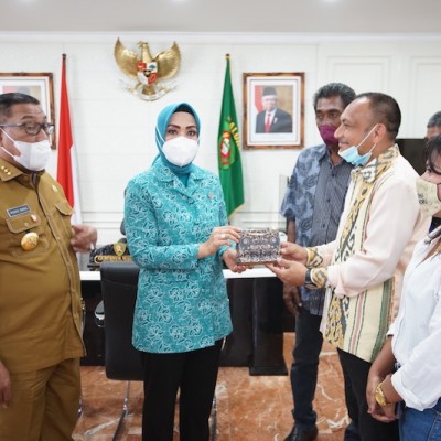 Penyerahan Piagam Penghargaan MURI Hela Rotan Terpanjang ke Gubernur