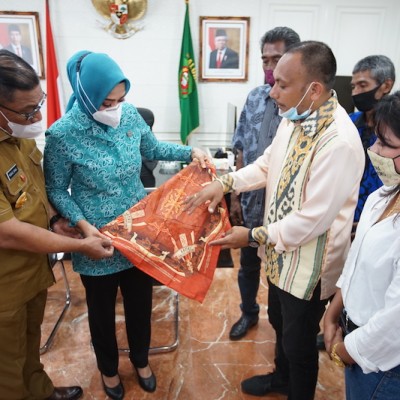Penyerahan Piagam Penghargaan MURI Hela Rotan Terpanjang ke Gubernur