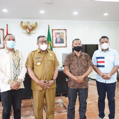 Penyerahan Piagam Penghargaan MURI Hela Rotan Terpanjang ke Gubernur