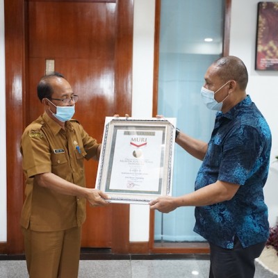 Penyerahan Piagam Penghargaan MURI Hela Rotan Terpanjang ke Gubernur
