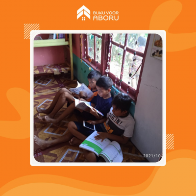 Aktivitas Anak-Anak di Pojok Baca Lealohi